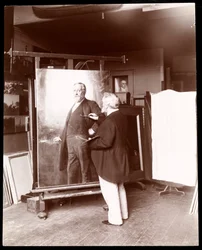 Eastman Johnson avec pinceau à la main, travaillant sur le portrait du président Harrison dans son studio, New York, 1895